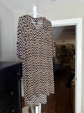 Enfocus Studio Black and Cream Chevron V-Neck Midi Dress